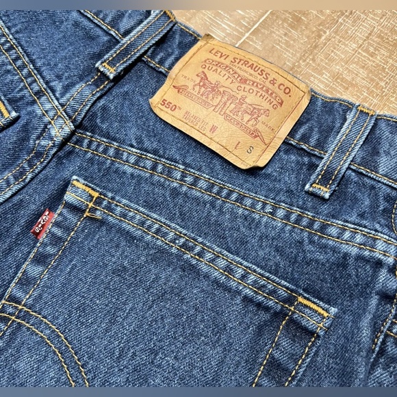 Levi’s 550 Distressed Relaxed fit tapered leg Women’s short shorts Size 10 Reg S - Picture 3 of 6